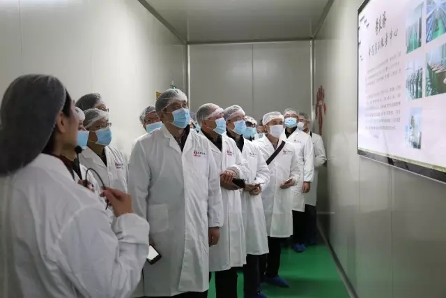 江蘇省中醫(yī)藥學會百余位專家老師參觀訪問李良濟(圖2) 江蘇省中醫(yī)藥學會百余位專家老師參觀訪問李良濟(圖2)