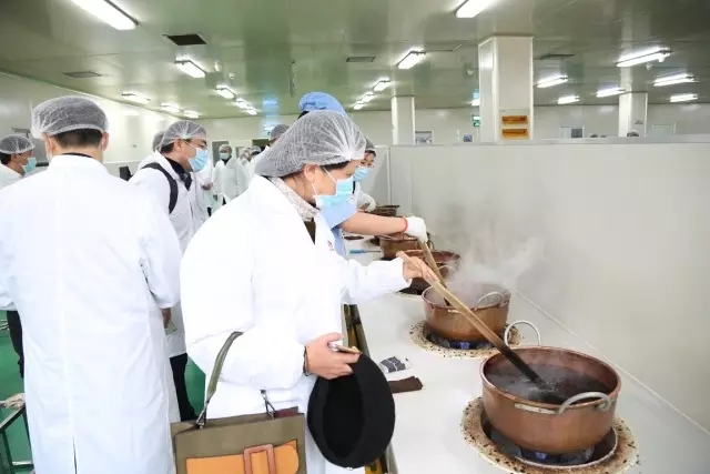 江蘇省中醫(yī)藥學會百余位專家老師參觀訪問李良濟(圖6) 江蘇省中醫(yī)藥學會百余位專家老師參觀訪問李良濟(圖6)